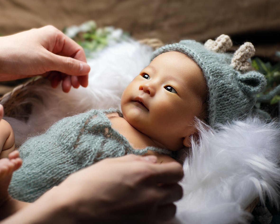 ニューボーンフォトは生後一月以内の赤ちゃんだけが表現できる一生に一度きりのお写真撮影です。お誕生の喜びが溢れる宝物をお作りします。岡山の写真館 フォトスタジオ 島村写場です